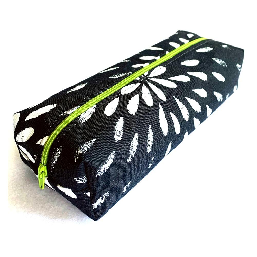Handmade zippered bag - organize your stuff!